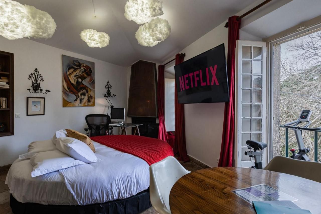 Sintra WOW - Unique double Smart Room in 17th century Palace! Hot tub, Snooker, BBQ, PS5, Sauna, Gym