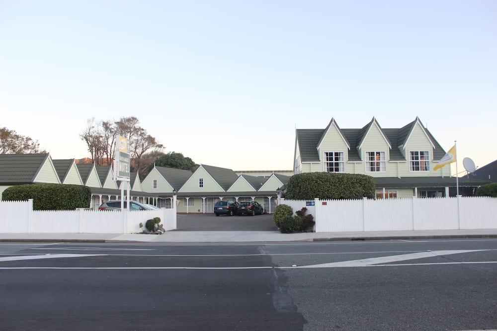 expediav2-674044-e04a8f-735800 Asure Green Gables Motel