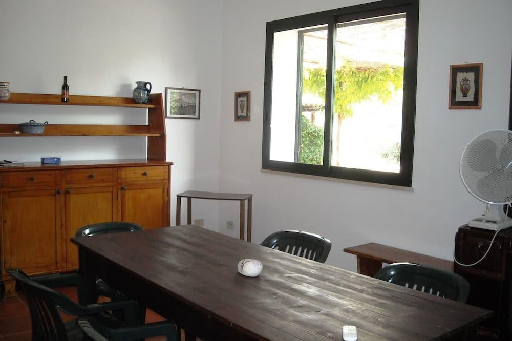 Villa Polimnia sleeps 8. There are 4 bedrooms, two bathrooms and terraces. Sicilië - Menfi visuel 5/5 Villa Polimnia sleeps 8. There are 4 bedrooms, two bathrooms and terraces. Sicilië - Menfi visuel 5/5