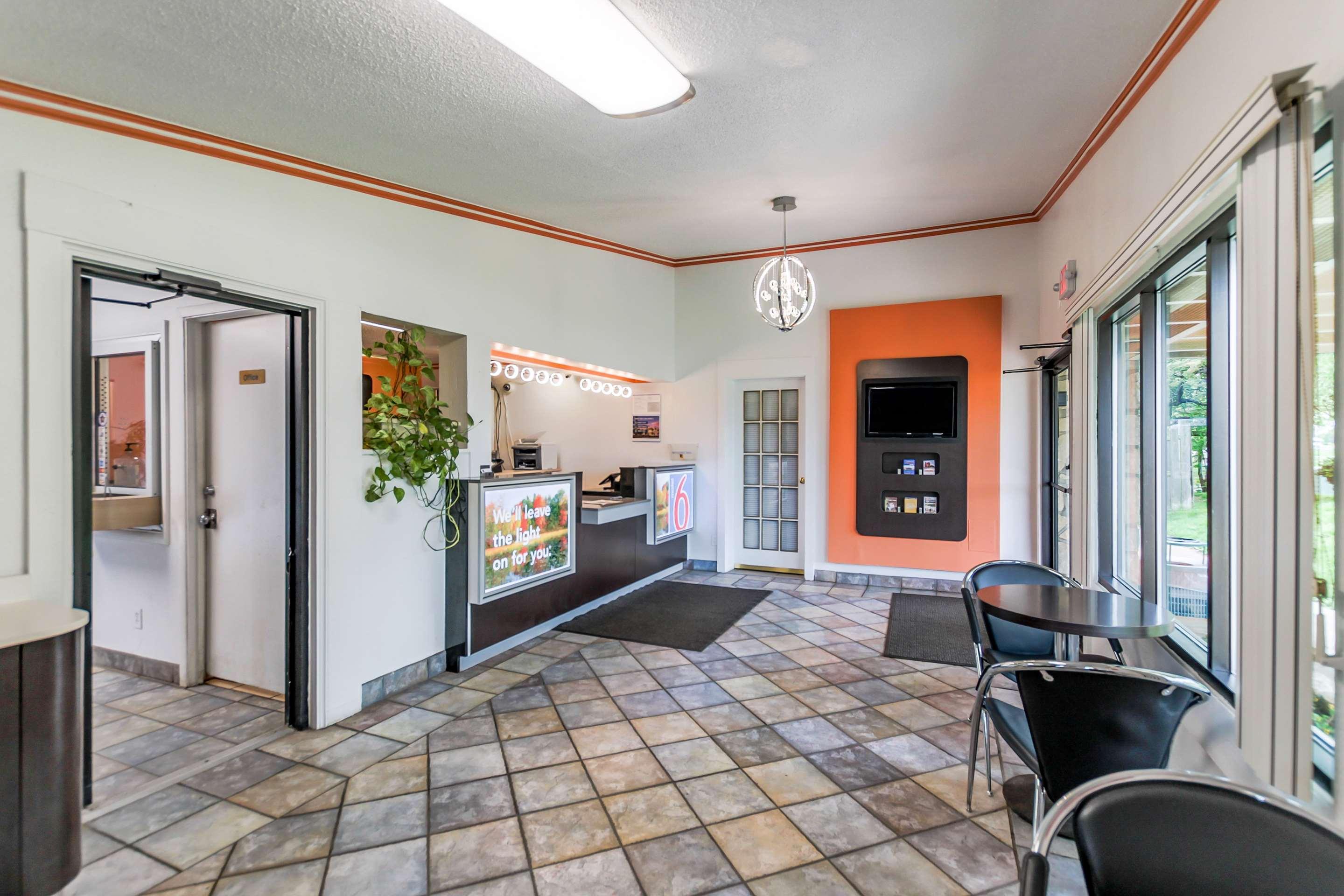 Does Motel 6 Allow Dogs - yxnm71s