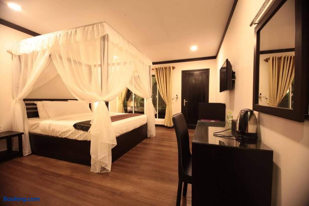 booking-2256125-502049037-311496 Twin Palms Resort