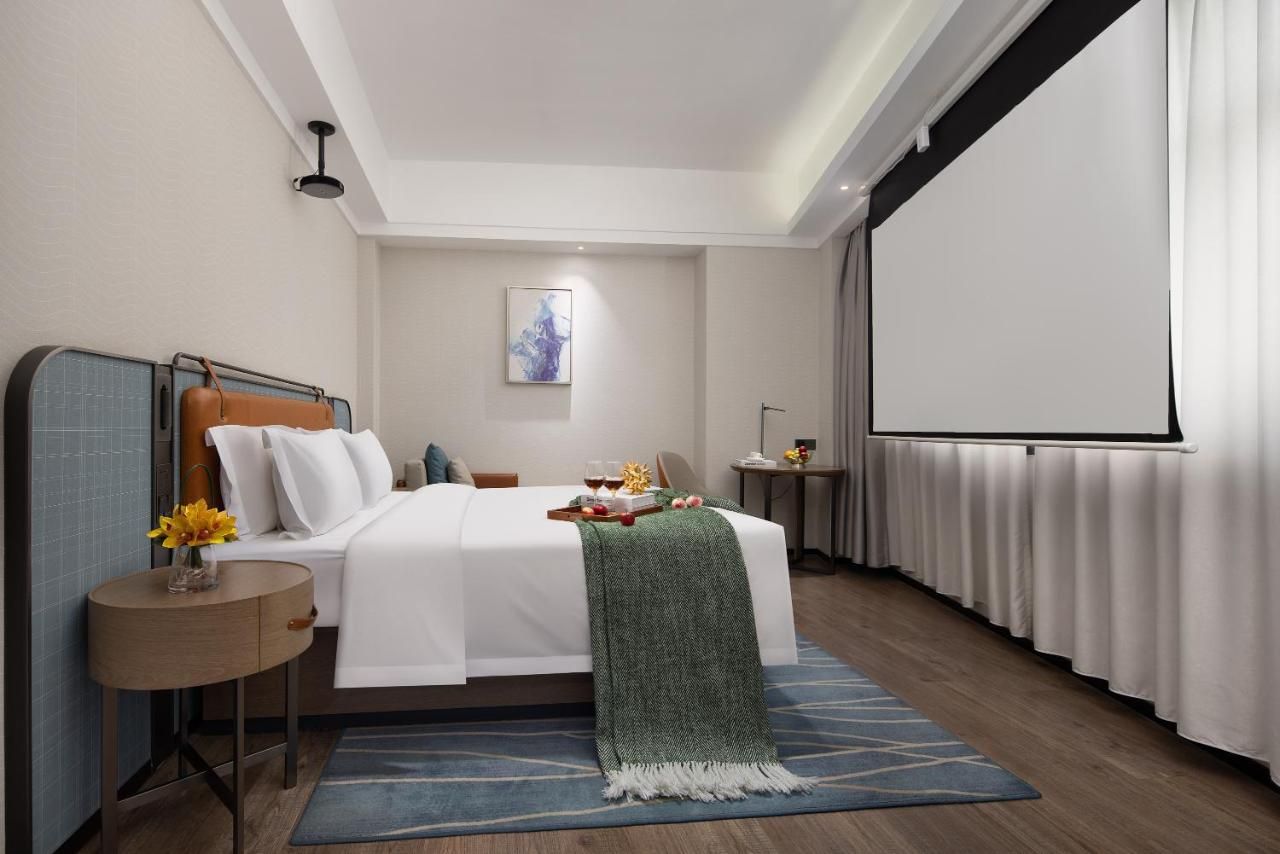 Anya Hotel -Next to Jiefang West Bar Street 2 minutes to the subway station free coffee free laundry free gym, huge windows