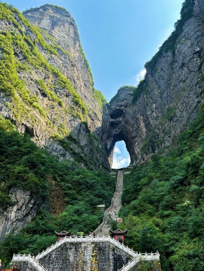 Anya Hotel -Next to Jiefang West Bar Street 2 minutes to the subway station free coffee free laundry free gym, huge windows