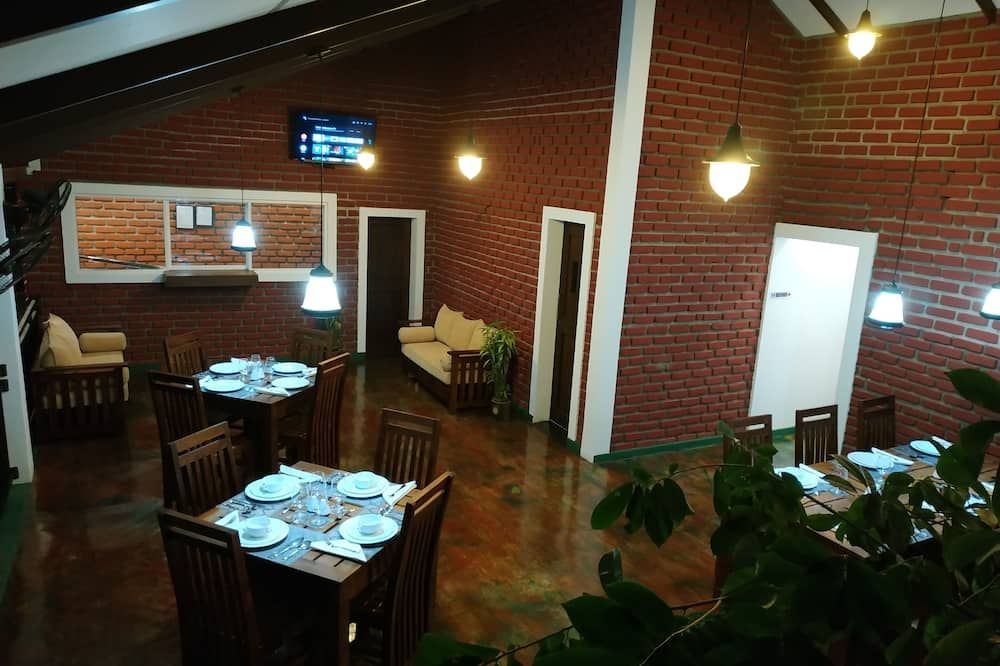 Sigiriya Cashew Palace Resort