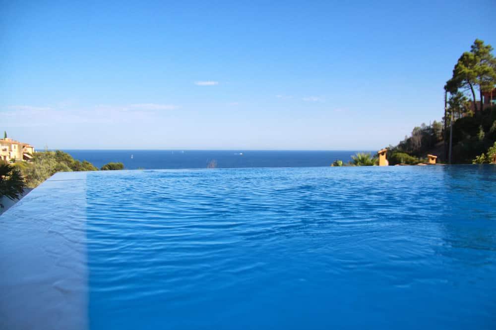 Close to Cannes, quiet, swimming pool with water horizon, unrestricted view of the sea Provence-Alpes-Côte d'Azur - Théoule-sur-Mer visuel 1/5 Close to Cannes, quiet, swimming pool with water horizon, unrestricted view of the sea Provence-Alpes-Côte d'Azur - Théoule-sur-Mer visuel 1/5