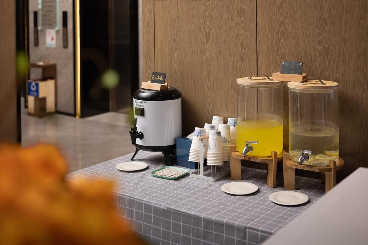 Anya Hotel -Next to Jiefang West Bar Street 2 minutes to the subway station free coffee free laundry free gym, huge windows