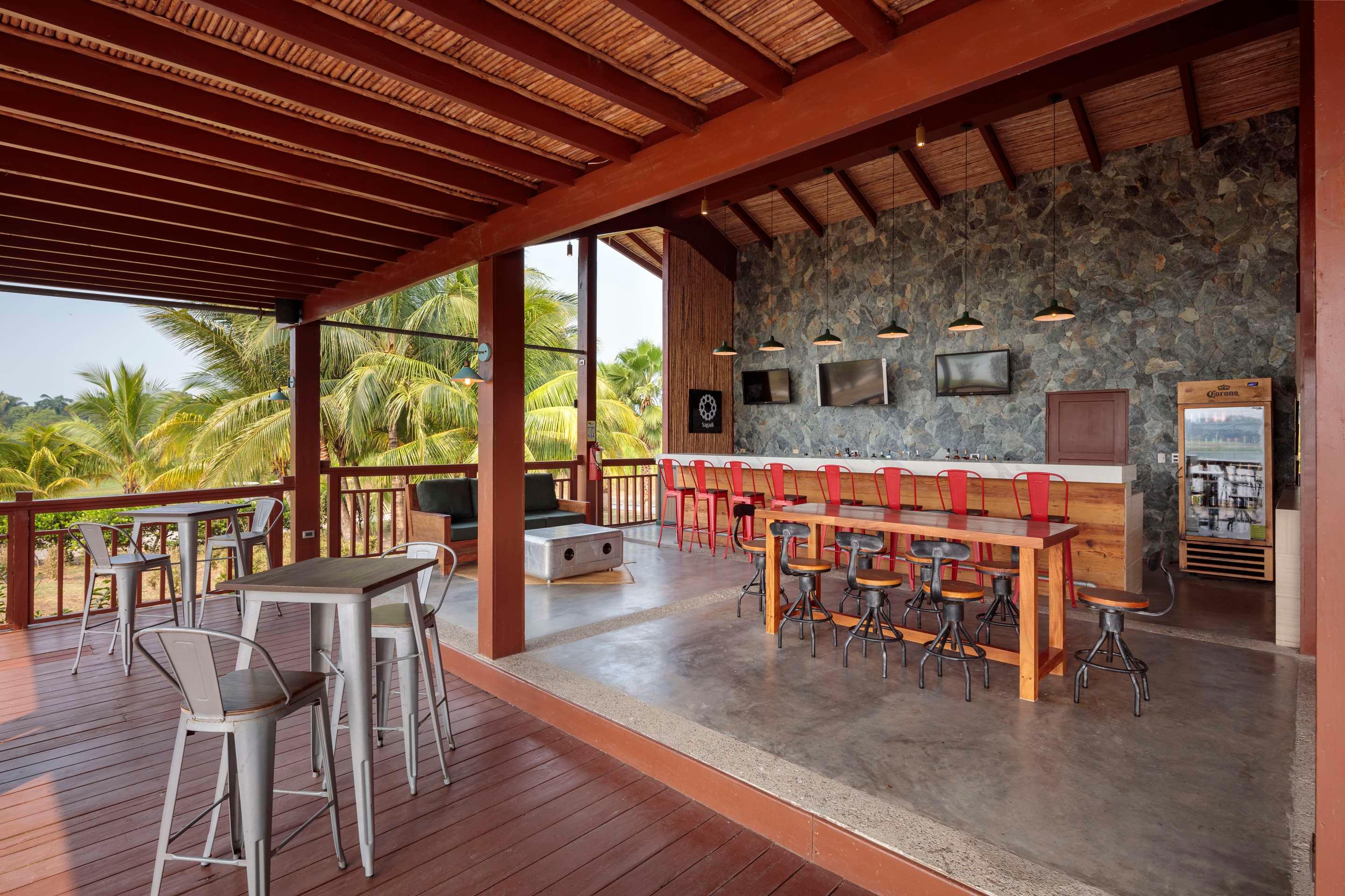 ice-2058707-108234645-164567 Indura Beach & Golf Resort Curio Collection By Hilton