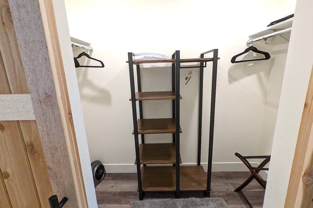 The Lark, New Quarry Property, 3 Bed / 3.5 Bath, Sleeps 8, Pool / Hot Tub / Gym