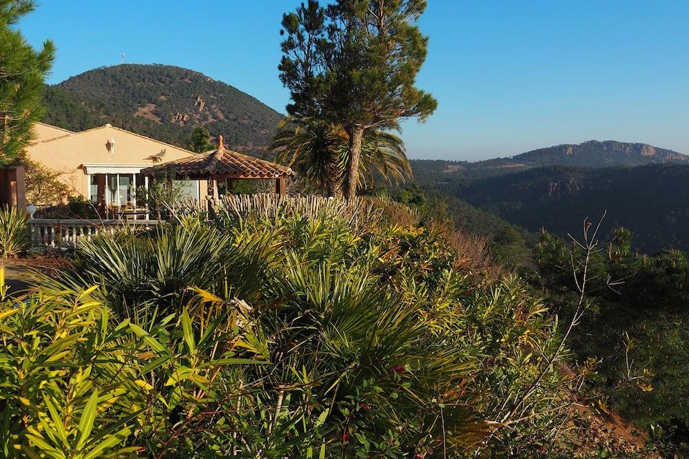 Magnificent villa on flat ground enjoying a superb sea view and Esterel Provence-Alpes-Côte d'Azur - Théoule-sur-Mer visuel 2/5 Magnificent villa on flat ground enjoying a superb sea view and Esterel Provence-Alpes-Côte d'Azur - Théoule-sur-Mer visuel 2/5