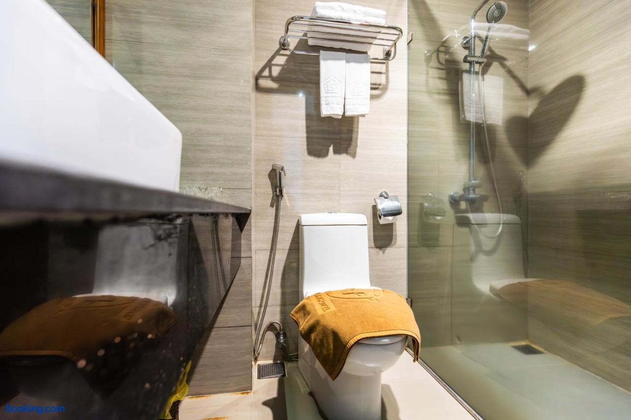 booking-1070875012-591992228-948592 Golden Sun Apartment by New Sky Travel