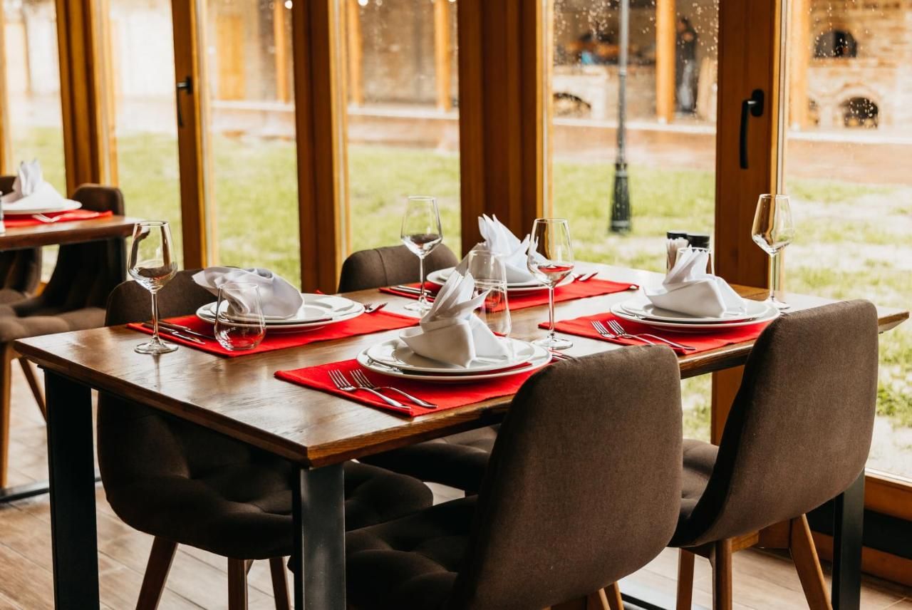 Pansion Mihića dvori