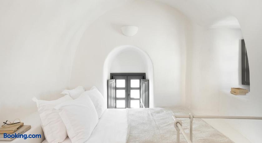 booking-1070793944-483400909-282154 Armenaki Santorini