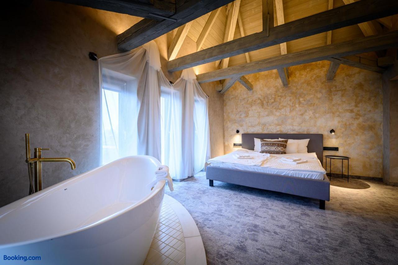 booking-1071097629-631137086-825860 Bordur Wellness Hotel és Szonyegmúzeum