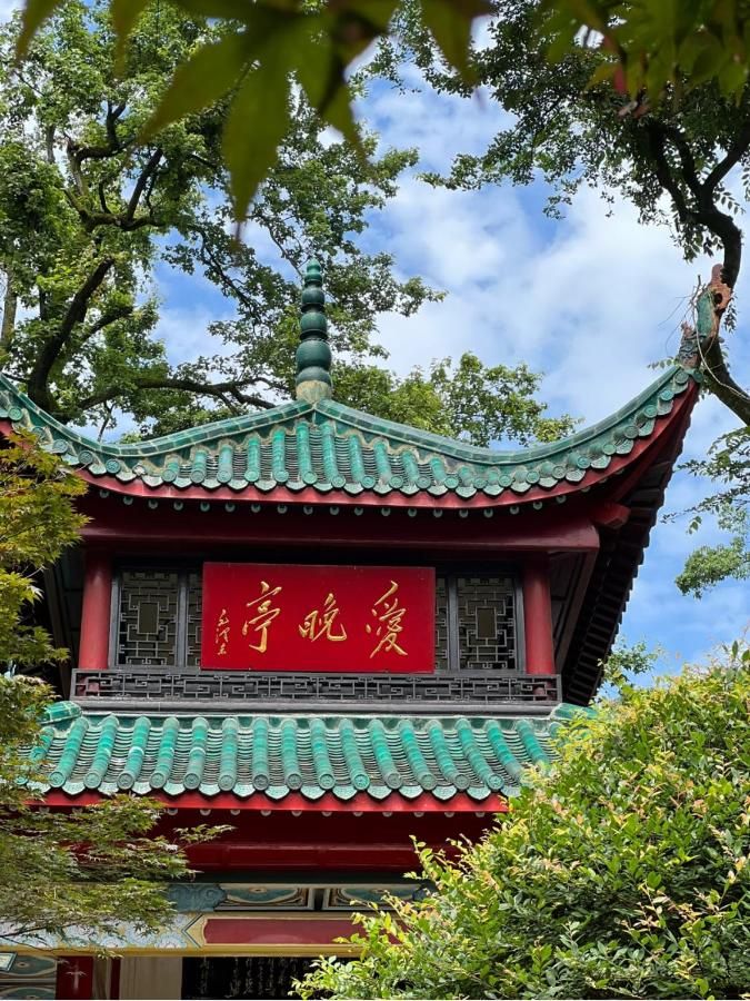 Anya Hotel -Next to Jiefang West Bar Street 2 minutes to the subway station free coffee free laundry free gym, huge windows