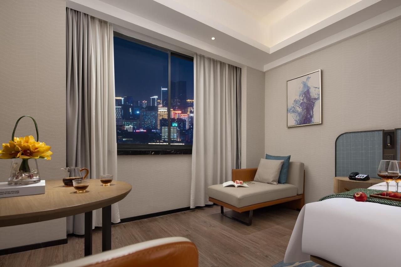 Anya Hotel -Next to Jiefang West Bar Street 2 minutes to the subway station free coffee free laundry free gym, huge windows