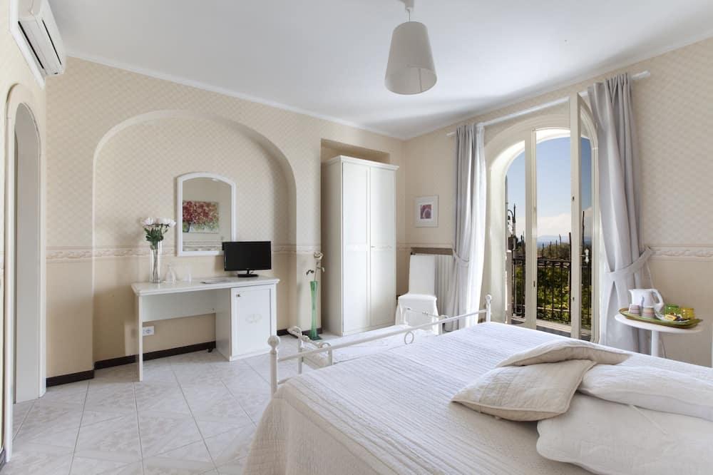 Centrally located villa with private pool and air-con, wi-fi for up to 14 people Campanië - Glimlach visuel 5/5