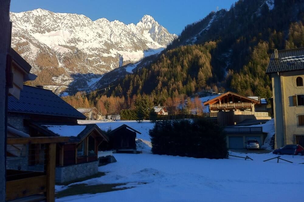 The Rachasses The Feet Of The Great Montets, Overlooking Mont Blanc For 8 People