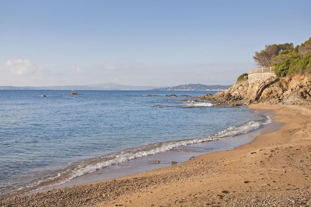 4 bed sleeps 8 beach front villa with Shared Pool and Private Garden. Provence-Alpes-Côte d'Azur - Argens visuel 6/10