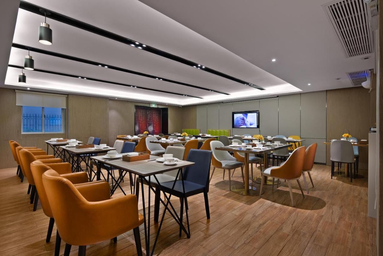 Anya Hotel -Next to Jiefang West Bar Street 2 minutes to the subway station free coffee free laundry free gym, huge windows