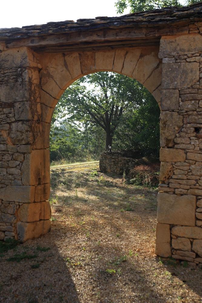 Cottage For 2 Or 4 P Refurbished In An Old Fortified Farm From The 17th Century Aquitaine - Saint-Amand-de-Coly visuel 2/5 Cottage For 2 Or 4 P Refurbished In An Old Fortified Farm From The 17th Century Aquitaine - Saint-Amand-de-Coly visuel 2/5