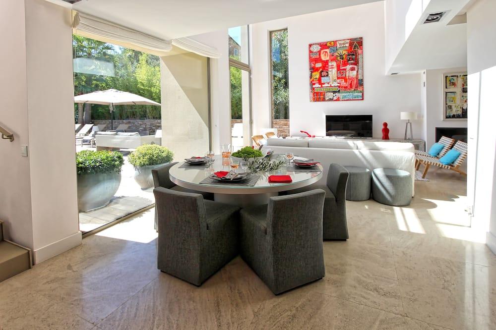 Luxury Contemporary Villa with a unique and quiet location in the village Provence-Alpes-Côte d'Azur - Saint-Tropez visuel 4/5 Luxury Contemporary Villa with a unique and quiet location in the village Provence-Alpes-Côte d'Azur - Saint-Tropez visuel 4/5