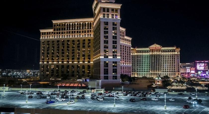 Stay together on the strip - 6 comfy beds w/view!