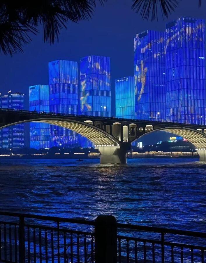 Anya Hotel -Next to Jiefang West Bar Street 2 minutes to the subway station free coffee free laundry free gym, huge windows