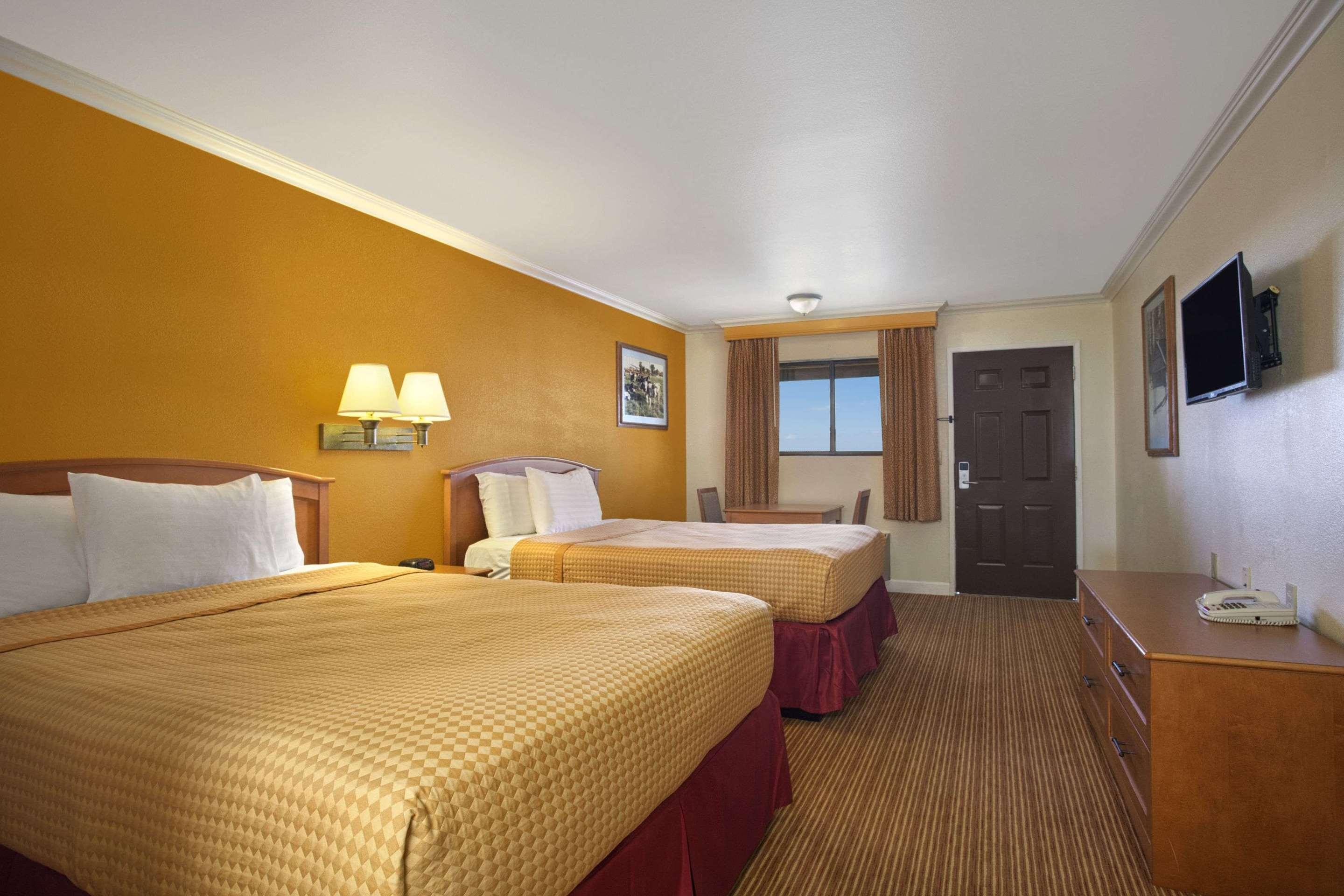 hotels in downtown hanford ca