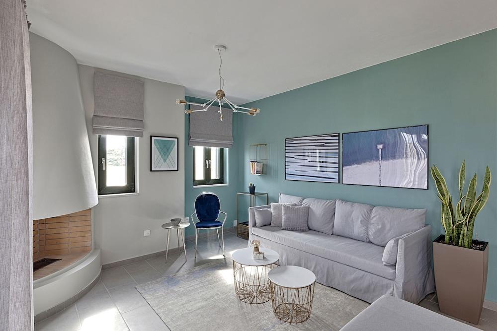 sembo-3788326-50e9be-167292 Syra Bay