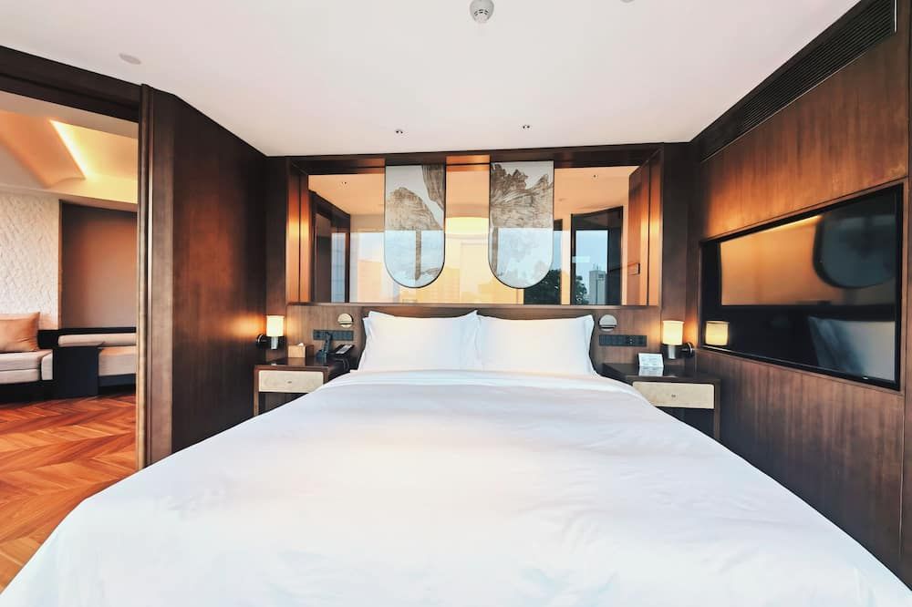 Purple Horse Hotel &beijing Hutong Designer Boutique Garden Hotel&french Window&close To The Forbidden City&tian'anmen&wangfujing&nanluogu Lane&lama Temple&360-Degree Viewing Terrace Bar&roof Swimming Pool&private Bathtub&laundry&gym&family Suite