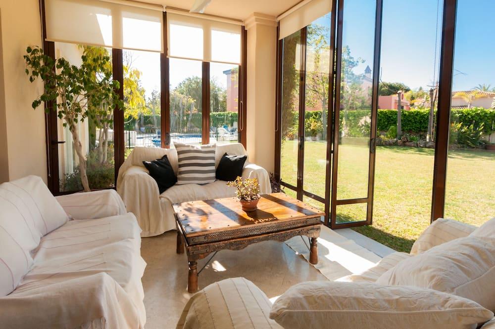 6 bedroom villa with heated pool and just a short walk to the beach. Andalousië - Marbella visuel 2/5 6 bedroom villa with heated pool and just a short walk to the beach. Andalousië - Marbella visuel 2/5