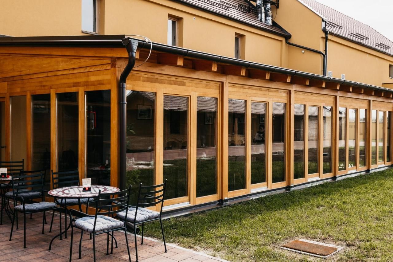 Pansion Mihića dvori