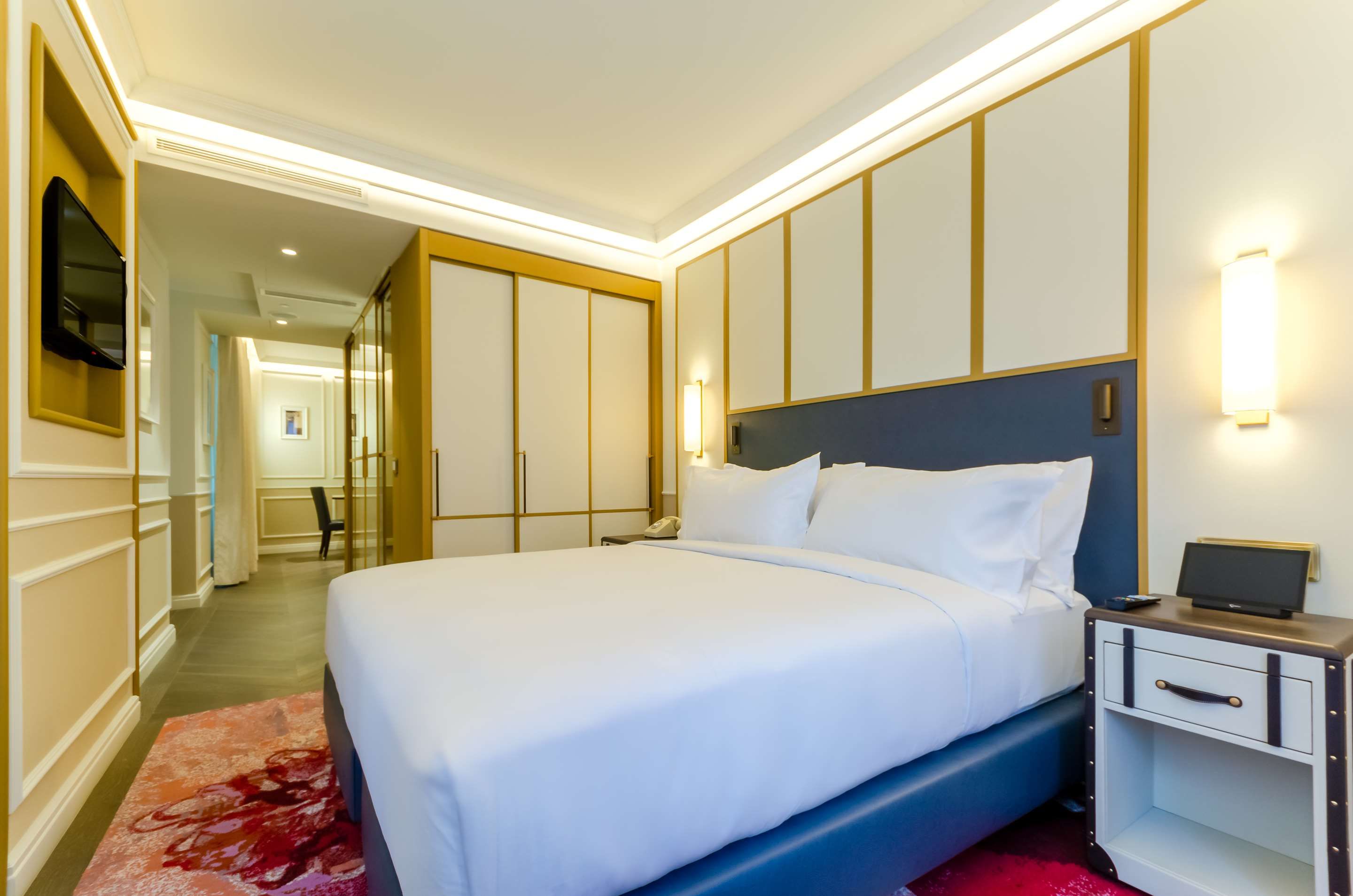 The Emerald House Lisbon, Curio Collection by Hilton