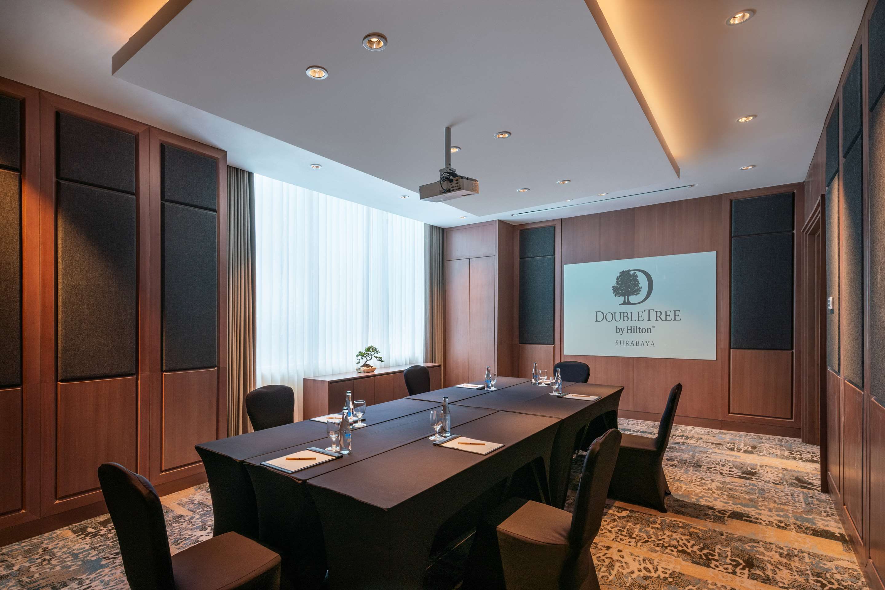 Curated visual reference: Doubletree Surabaya Hotel Dining Indonesia Reference: Doubletree By Hilton Surabaya Indonesia