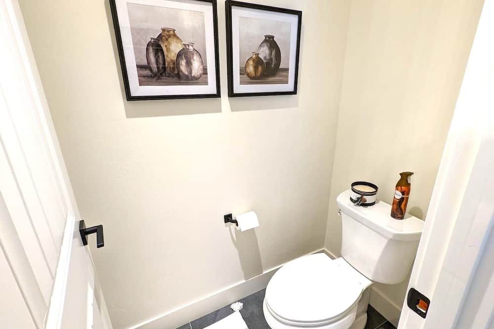 The Lark, New Quarry Property, 3 Bed / 3.5 Bath, Sleeps 8, Pool / Hot Tub / Gym