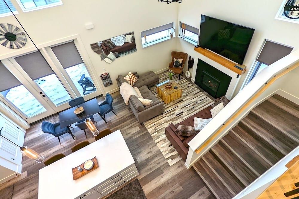 The Lark, New Quarry Property, 3 Bed / 3.5 Bath, Sleeps 8, Pool / Hot Tub / Gym