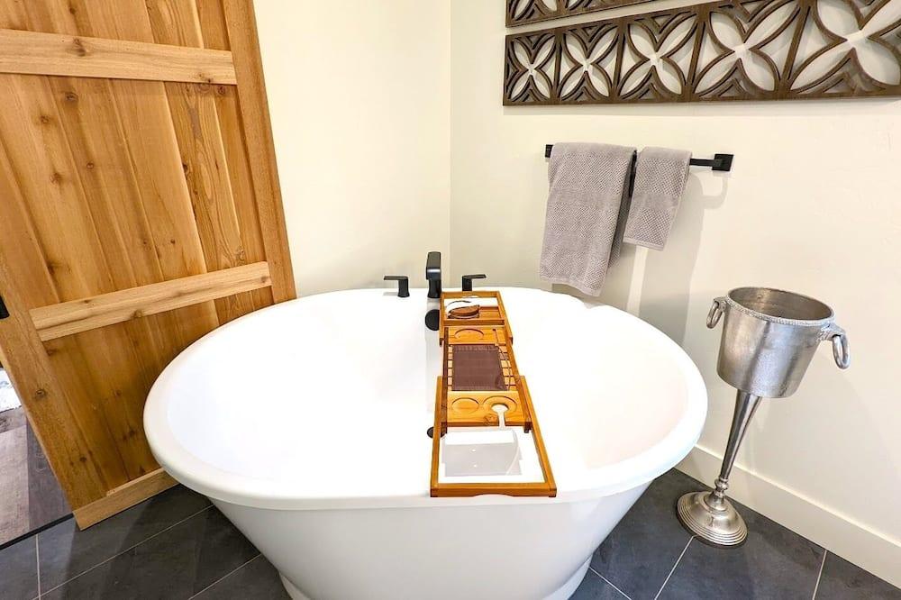 The Lark, New Quarry Property, 3 Bed / 3.5 Bath, Sleeps 8, Pool / Hot Tub / Gym