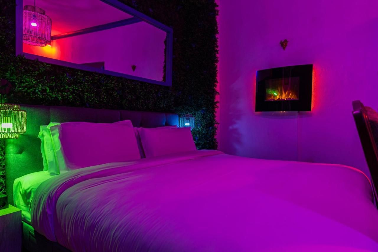 Sintra WOW - Unique double Smart Room in 17th century Palace! Hot tub, Snooker, BBQ, PS5, Sauna, Gym