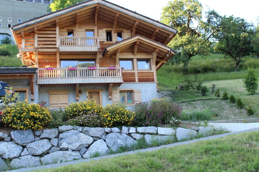 Chalet with panoramic view, access to the slopes via free shuttle at 100 meters. Rhône-Alpes - Manigod visuel 1/5 Chalet with panoramic view, access to the slopes via free shuttle at 100 meters. Rhône-Alpes - Manigod visuel 1/5