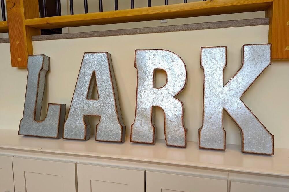 The Lark, New Quarry Property, 3 Bed / 3.5 Bath, Sleeps 8, Pool / Hot Tub / Gym