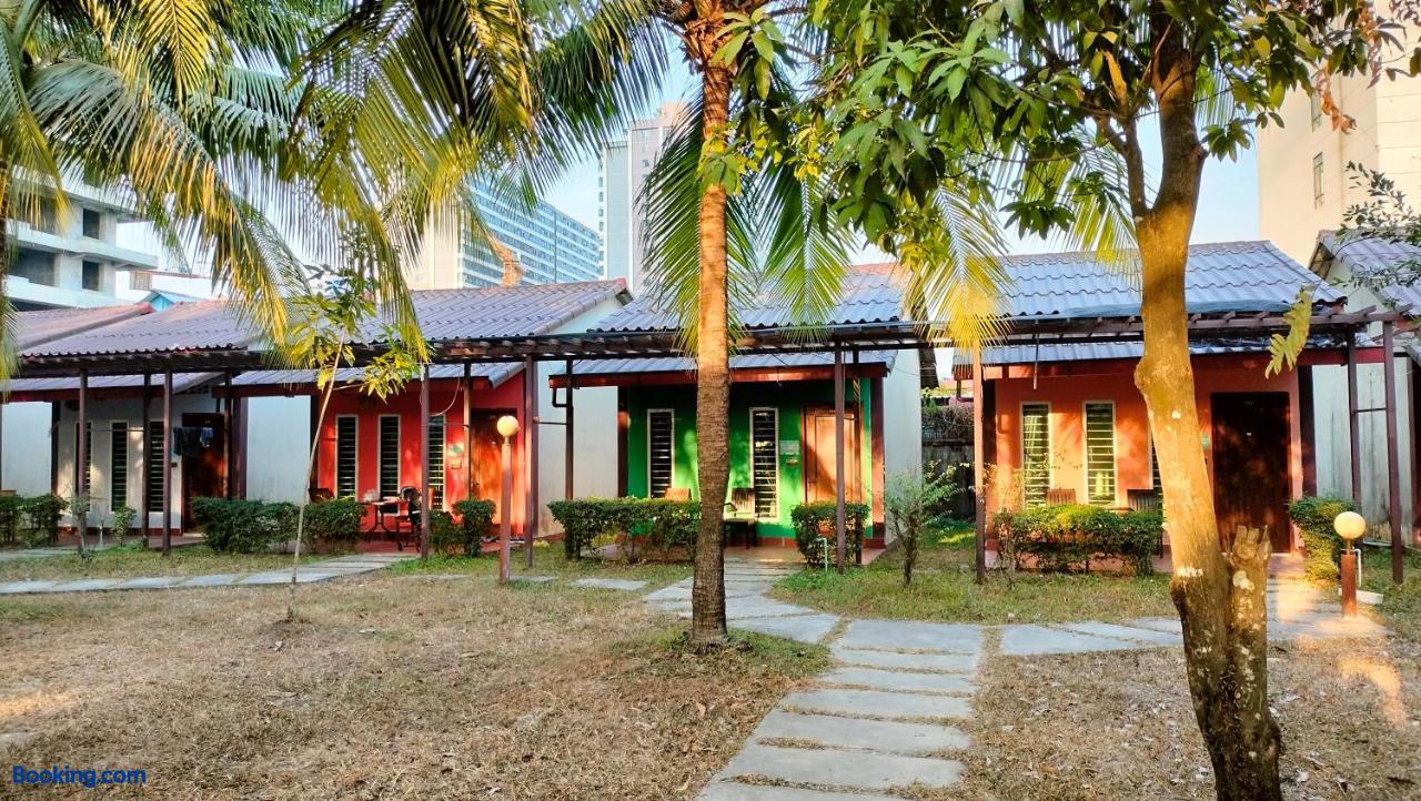 booking-2256125-646113635-042122 Twin Palms Resort