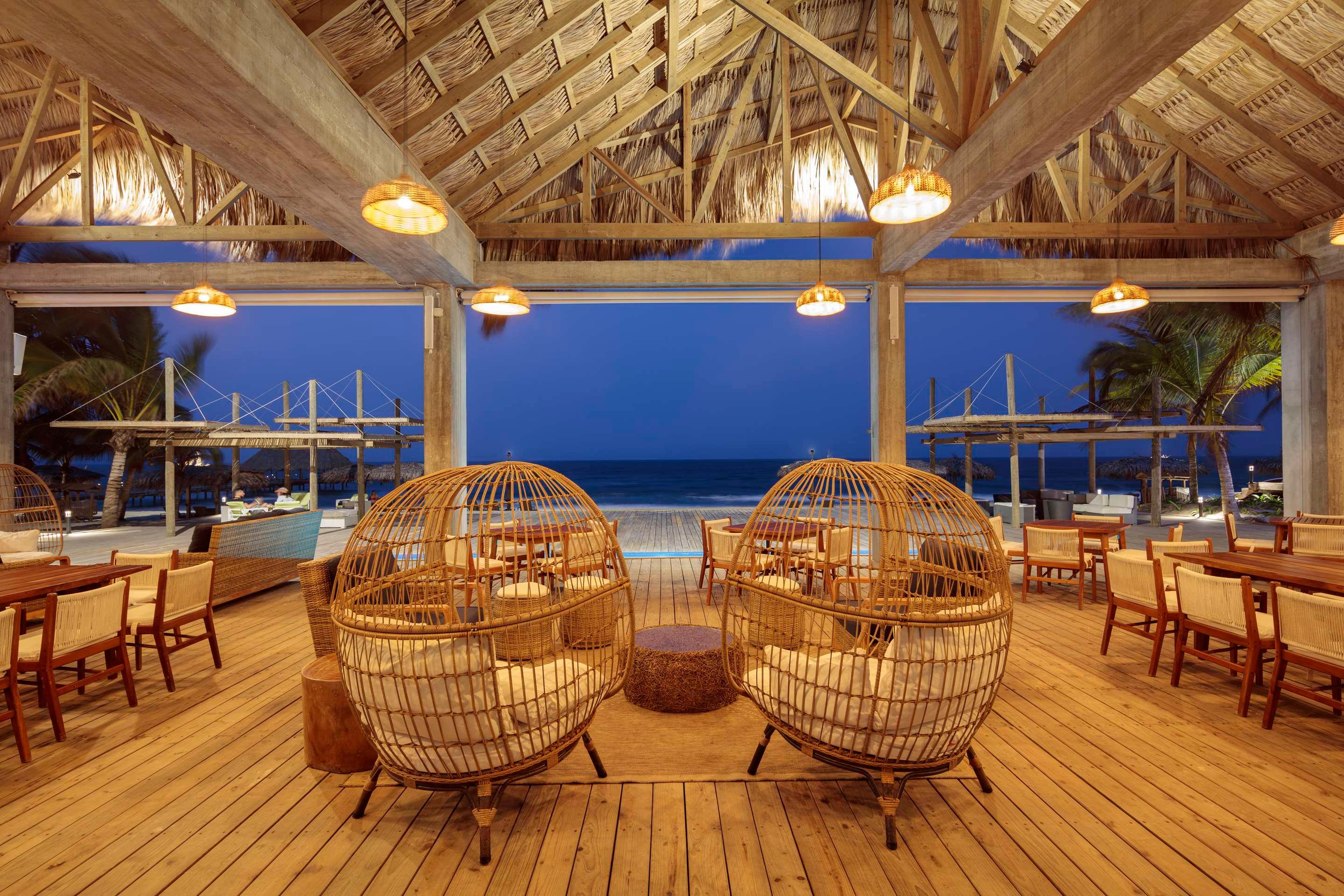 ice-2058707-108234555-395631 Indura Beach & Golf Resort Curio Collection By Hilton