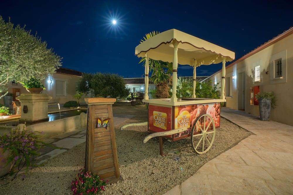 Hotel & Residence de la Transhumance Provence-Alpes-Côte d'Azur - Saint-Martin-de-Crau visuel 1/5 Hotel & Residence de la Transhumance Provence-Alpes-Côte d'Azur - Saint-Martin-de-Crau visuel 1/5