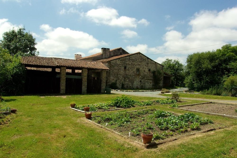 B&B in an old fortified French farm + basic camping offered Poitou-Charentes - La Forêt-de-Tessé visuel 2/5