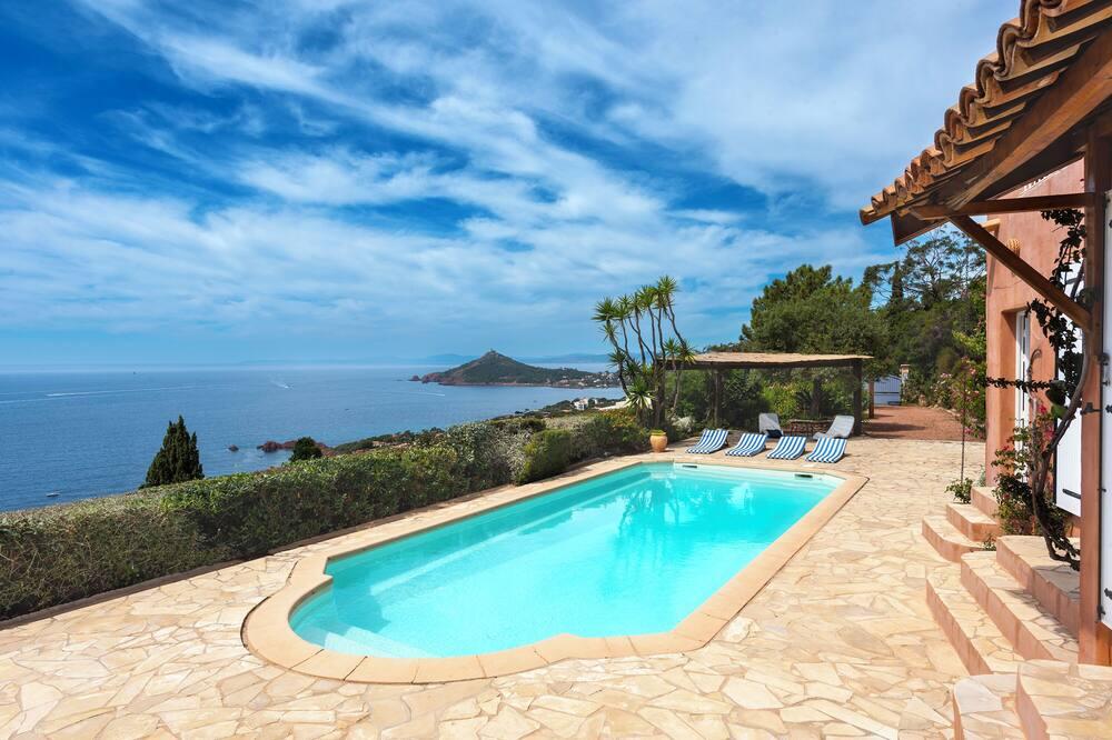 Charming Family Villa with Spectacular View Provence-Alpes-Côte d'Azur - Saint-Raphaël visuel 3/5 Charming Family Villa with Spectacular View Provence-Alpes-Côte d'Azur - Saint-Raphaël visuel 3/5