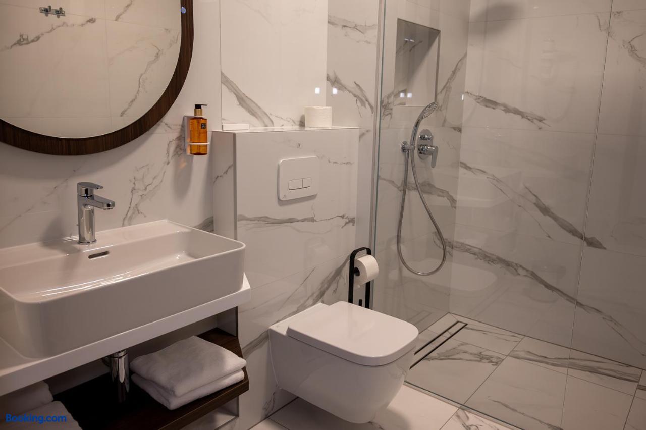 booking-1071944883-600635250-930307 Diamond Hotel