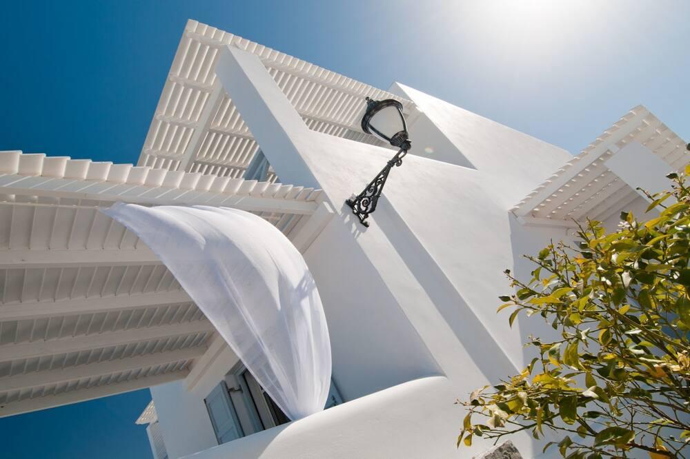 expediav2-708892-0820a3-271146 Miland Suites