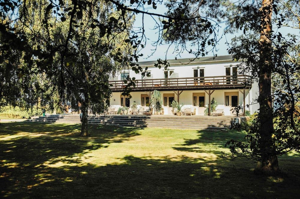 The Falcon Hotel