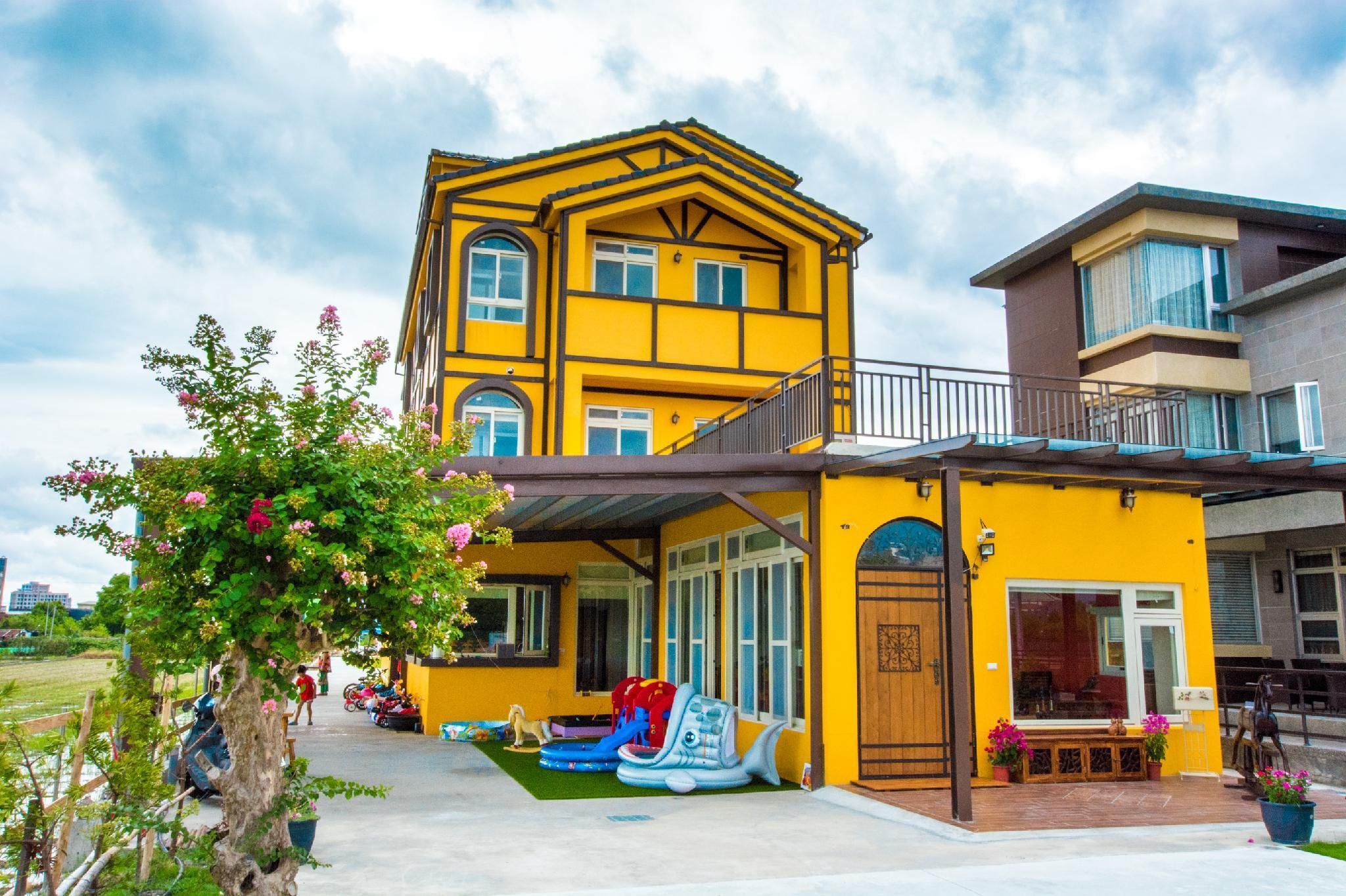 agoda-6259365-72888745-880875 Colorful Wooden Horse Homestay
