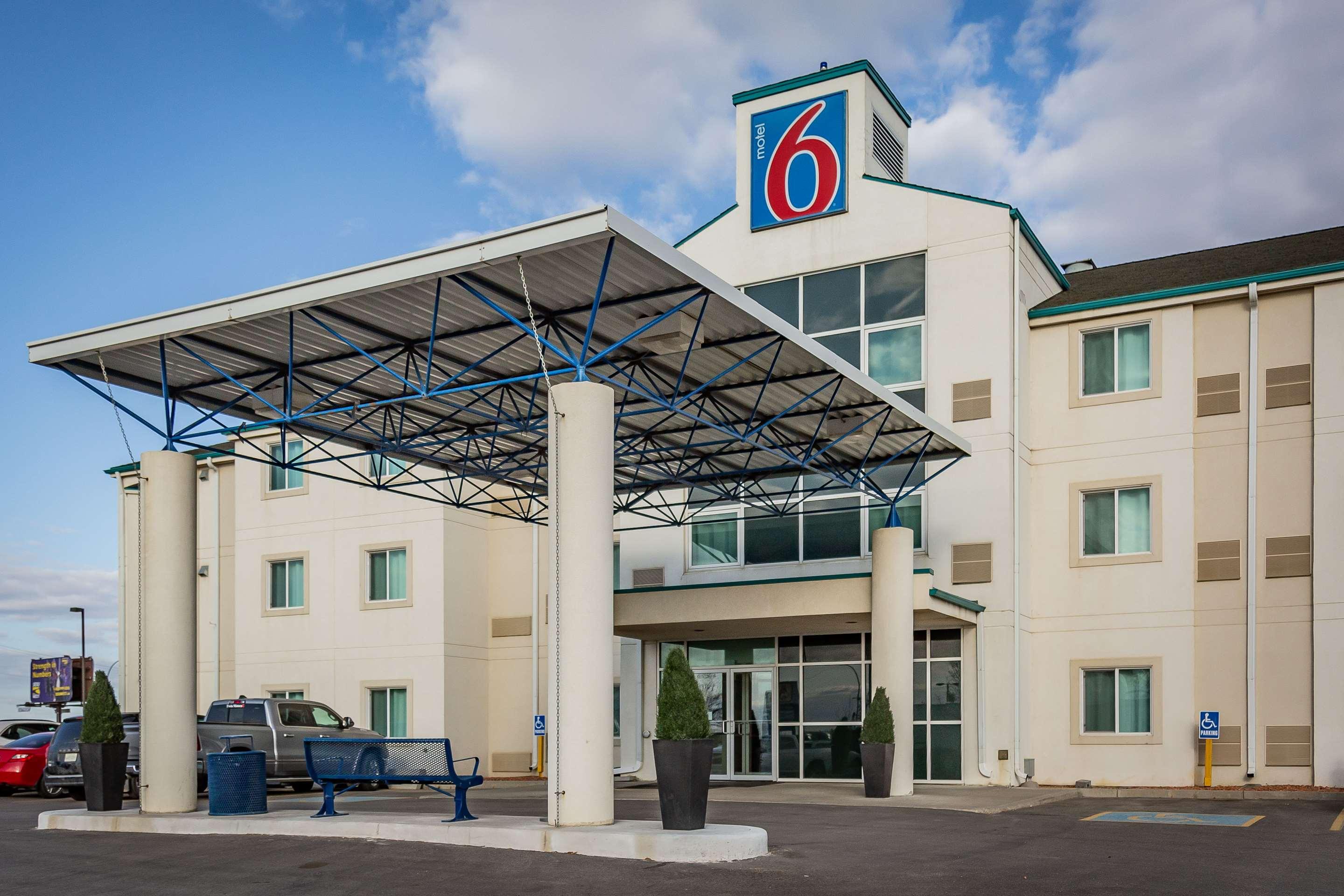 Motel 6 Saskatoon Sk C$ 89 (C̶$̶ ̶1̶0̶4̶). Saskatoon Hotel Deals